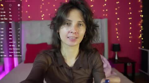 Snapshot of 1mari_01 chatting on 11-09-25, 06:06 Marie online show from 11-09-25, 06:06