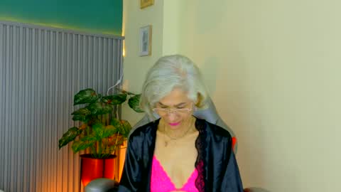 Snapshot of 1miss_monserrate chatting on 06-17-26, 02:07 Miss Monserrate online show from 06-17-26, 02:07