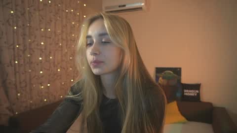 Snapshot of 2girls_1dream chatting on 12-18-24, 04:28 Elley  online show from 12-18-24, 04:28