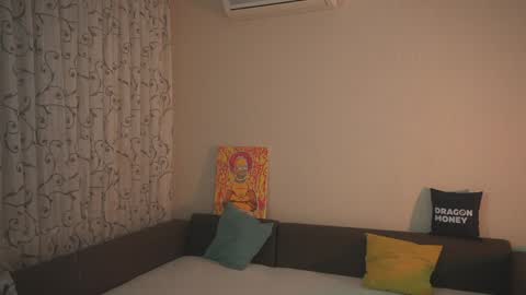 Snapshot of 2girls_1dream chatting on 12-19-24, 04:24 Elley  online show from 12-19-24, 04:24