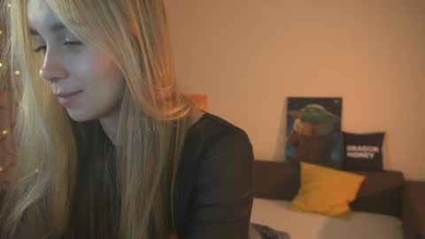 Snapshot of 2girls_1dream chatting on 12-24-24, 04:30 Elley  online show from 12-24-24, 04:30