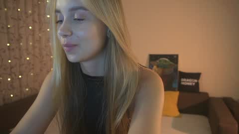 Snapshot of 2girls_1dream chatting on 12-26-24, 04:25 Elley  online show from 12-26-24, 04:25