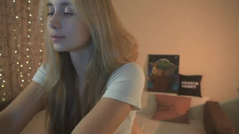 Snapshot of 2girls_1dream chatting on 01-28-25, 05:03 Elley  online show from 01-28-25, 05:03