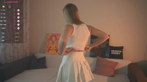 Snapshot of 2girls_1dream chatting on 03-07-25, 08:56 Elley  online show from 03-07-25, 08:56