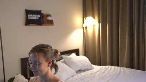 Snapshot of 2girls_1dream chatting on 09-17-25, 07:43 Elley  online show from 09-17-25, 07:43