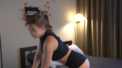 Snapshot of 2girls_1dream chatting on 10-08-25, 07:50 Elley  online show from 10-08-25, 07:50