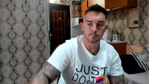 Snapshot of 2sexymuscles chatting on 09-20-25, 08:32 2sexymuscles online show from 09-20-25, 08:32