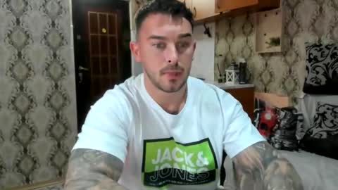 Snapshot of 2sexymuscles chatting on 10-17-25, 07:38 2sexymuscles online show from 10-17-25, 07:38