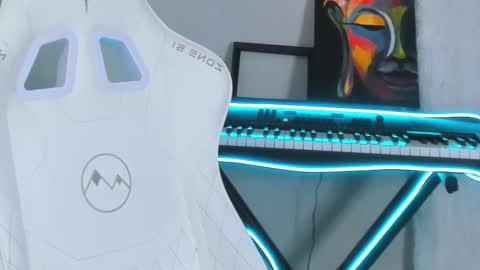 Snapshot of 4ever_dude chatting on 03-09-25, 12:31 Andrew online show from 03-09-25, 12:31