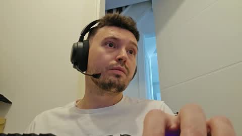 8inchdude93 online show from 09-09-25, 10:26