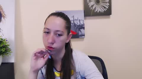 Snapshot of _astraia_ chatting on 06-19-26, 06:18 _astraia_ online show from 06-19-26, 06:18