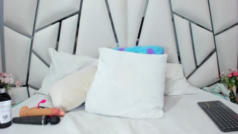 Aura online show from 09-30-25, 03:11