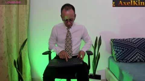 Axel online show from 07-27-26, 11:39