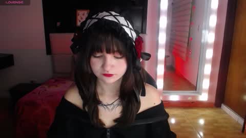 Snapshot of _charlotte_collins_ chatting on 12-14-25, 01:49 _charlotte_collins_ online show from 12-14-25, 01:49