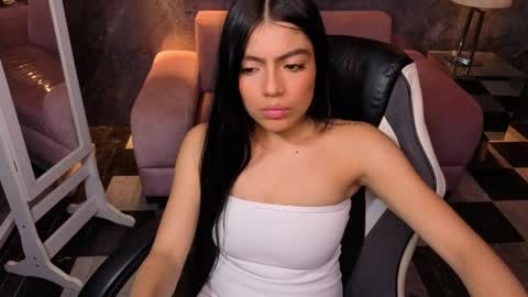 _charlottee_b online show from 04-01-26, 07:55