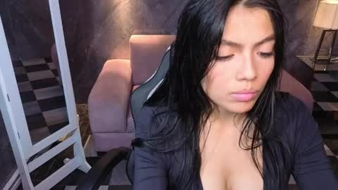 Snapshot of _charlottee_b chatting on 05-29-26, 01:47 _charlottee_b online show from 05-29-26, 01:47