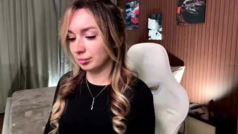 _crystal_moon_1 online show from 04-25-26, 06:49