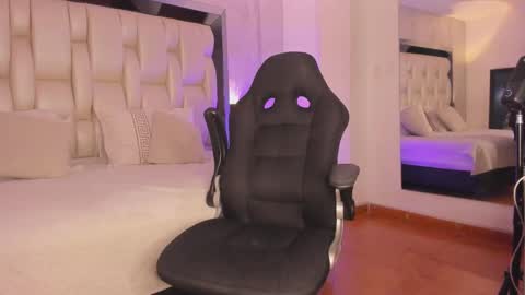 Snapshot of _curly_girl_ chatting on 10-29-25, 07:59 online show from 10-29-25, 07:59