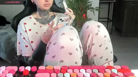 Snapshot of _feralberry__ chatting on 06-14-26, 06:15 Alis online show from 06-14-26, 06:15