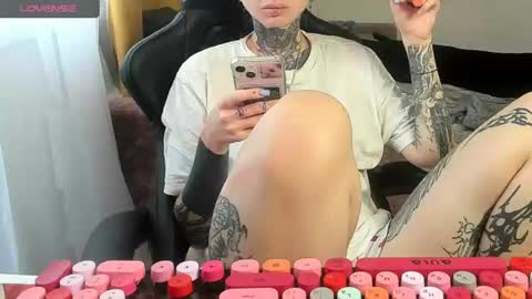 Snapshot of _feralberry__ chatting on 06-29-26, 06:19 Alis online show from 06-29-26, 06:19