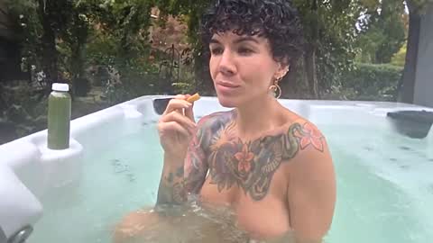 Snapshot of _frankie_rivers chatting on 10-26-25, 06:25 Frankie Rivers allmylinks online show from 10-26-25, 06:25