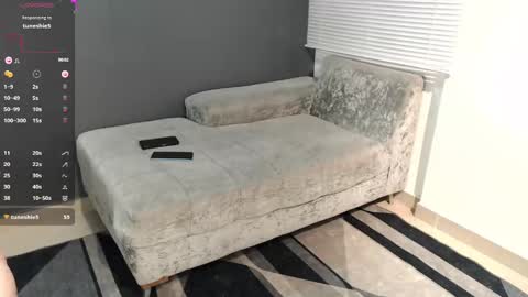 Laura  Juan online show from 02-25-25, 06:20