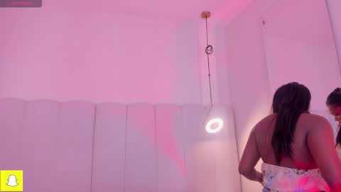 Snapshot of _huge_boobs_ebony chatting on 12-04-25, 07:33 Darlis online show from 12-04-25, 07:33