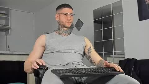 Snapshot of _jamesleandros chatting on 12-28-24, 02:01 jeison online show from 12-28-24, 02:01