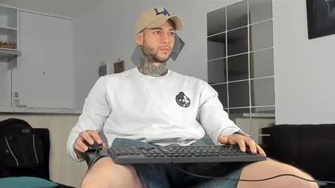 Snapshot of _jamesleandros chatting on 01-06-25, 01:08 jeison online show from 01-06-25, 01:08