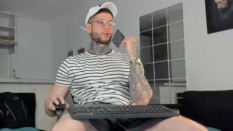 Snapshot of _jamesleandros chatting on 01-06-25, 10:05 jeison online show from 01-06-25, 10:05