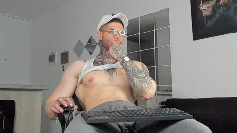 Snapshot of _jamesleandros chatting on 01-31-25, 02:04 jeison online show from 01-31-25, 02:04