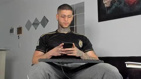 Snapshot of _jamesleandros chatting on 02-28-25, 12:09 jeison online show from 02-28-25, 12:09