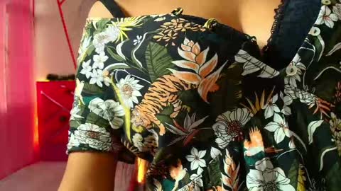 Snapshot of _jessi69_ chatting on 12-12-24, 08:43 Jesica online show from 12-12-24, 08:43