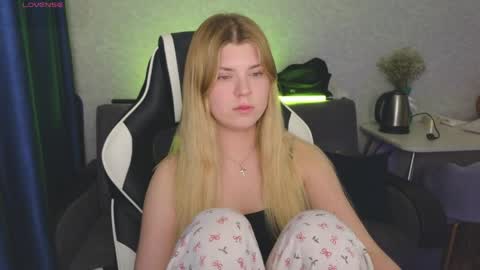 Molly   Emily online show from 04-25-26, 09:23