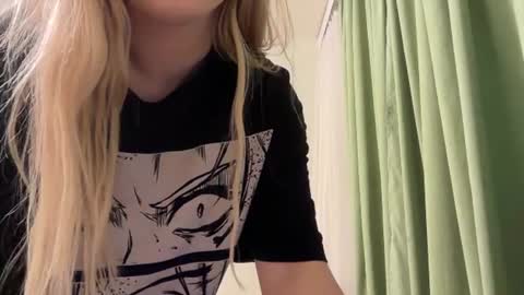 Snapshot of _kirieshka chatting on 06-17-26, 07:26 Molly Emily online show from 06-17-26, 07:26