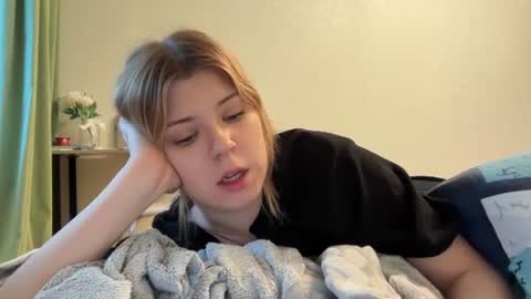 Snapshot of _kirieshka chatting on 06-18-26, 04:22 Molly Emily online show from 06-18-26, 04:22