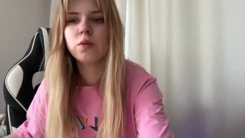 Snapshot of _kirieshka chatting on 06-20-26, 09:45 Molly Emily online show from 06-20-26, 09:45