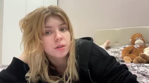 Snapshot of _kirieshka chatting on 06-28-26, 04:57 Molly Emily online show from 06-28-26, 04:57