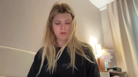 Snapshot of _kirieshka chatting on 07-27-26, 12:34 Molly Emily online show from 07-27-26, 12:34