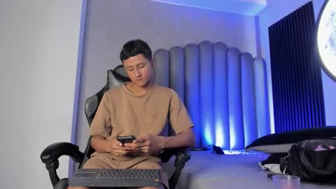 _leohot_ online show from 11-08-25, 04:01