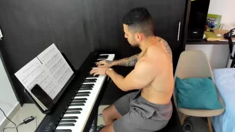 Snapshot of _logan_s chatting on 12-18-25, 12:33 logan online show from 12-18-25, 12:33