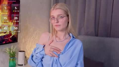 Snapshot of _luckybet_ chatting on 10-06-25, 04:26 Monica online show from 10-06-25, 04:26