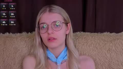 Snapshot of _luckybet_ chatting on 11-10-25, 08:30 Monica online show from 11-10-25, 08:30