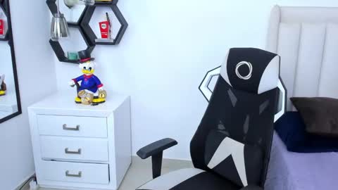 Snapshot of _matthew_santos_ chatting on 02-04-25, 12:51 _matthew_santos_ online show from 02-04-25, 12:51