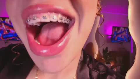 Snapshot of _megan_akbar chatting on 11-11-25, 12:27 Marce online show from 11-11-25, 12:27