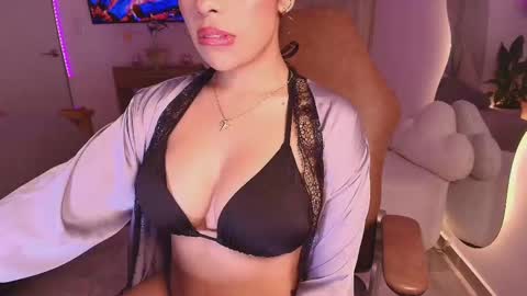 Snapshot of _megan_akbar chatting on 11-13-25, 02:27 Marce online show from 11-13-25, 02:27