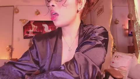 Snapshot of _megan_akbar chatting on 11-25-25, 02:06 Marce online show from 11-25-25, 02:06