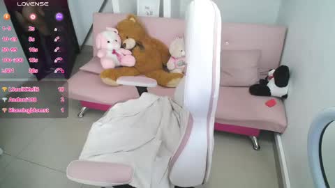 Snapshot of _miaaleon chatting on 12-14-24, 04:20 Mia online show from 12-14-24, 04:20