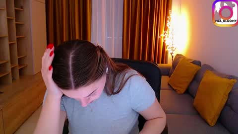 Mia online show from 04-21-26, 07:03