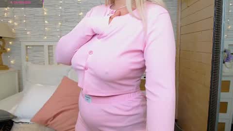 Snapshot of _mistyfox chatting on 03-04-25, 01:12 Misty online show from 03-04-25, 01:12